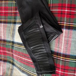 Brand new, without tags, Alo Yoga 7/8 Moto Leggings. Size M.